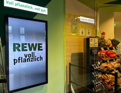 Rewe a Berlino-Friedrichshain ha aperto una superette esclusivamente di prodotti vegani. Ce la farà? Guardate il salad bar