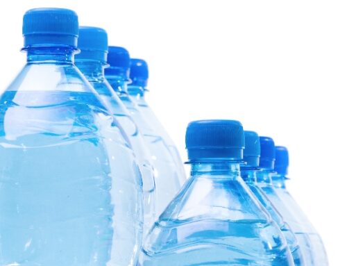 Plastica, tappi ancorati: scatta oggi l’obbligo per contenitori di bevande fino a 3 litri